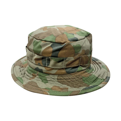 Military Giggle Hat in Auscam camouflage with short jungle-style brim, made of 65% polyester and 35% cotton.