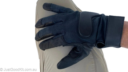 Tactical glove made with Kevlar and aniline goatskin, providing protection and comfort for military and first responders.