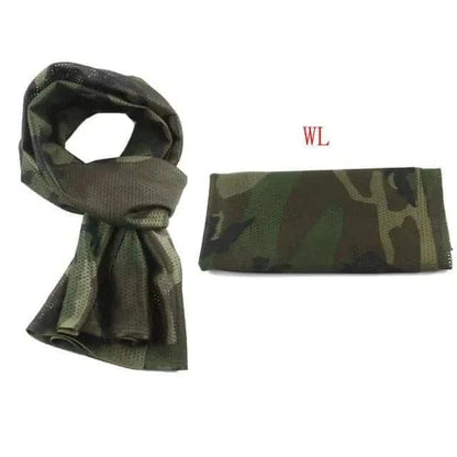 Camouflage scarf with plaid pattern, made of cotton, suitable for outdoor use.