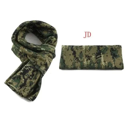Camouflage scarf with plaid pattern, made of cotton, ideal for outdoor use in various weather conditions.